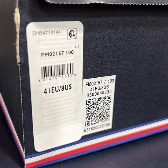 NIB - Tommy Hilfiger Flag Leather Sneaker, White - Multiple Sizes - Picture 16 of 16